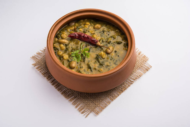 Ricetta sana Dal Palak o giallo Toor Spinach Daal conosciuta anche come Patal Bhaji in India, servita in una ciotola - Foto, immagini