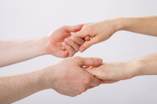 δύο ζεύγη χέρια που κρατούν μεταξύ τους - Φωτογραφία, εικόνα