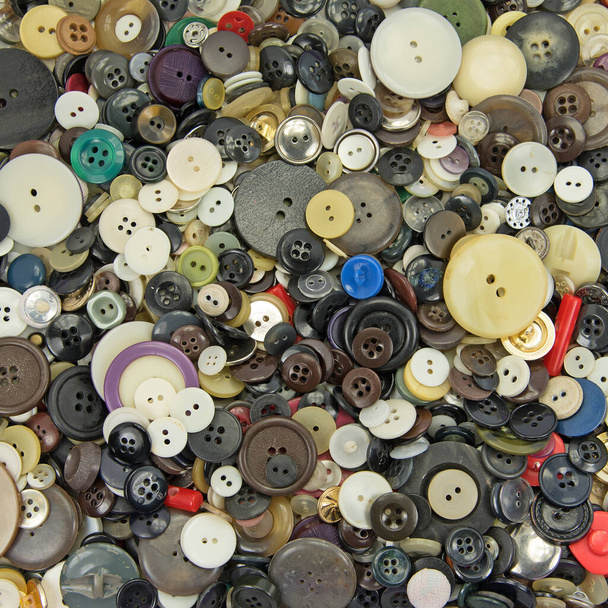Много старых пуговиц одежды - Фото, изображение