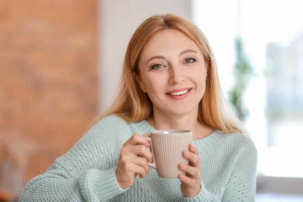 Красивая женщина пьет чай дома - Фото, изображение