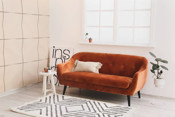 Sisustus moderni huone sohvalla ja kaunis matto - Valokuva, kuva