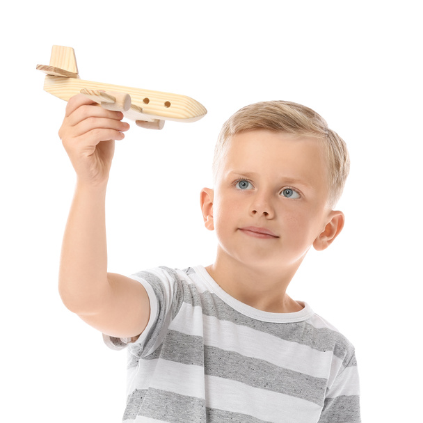 Malý chlapec s autistickou poruchou hrát s hračkou na bílém pozadí - Fotografie, Obrázek