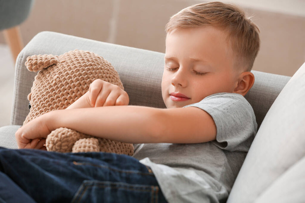 Kleine jongen met autistische stoornis thuis - Foto, afbeelding