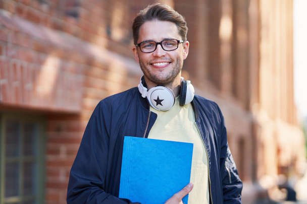 Mužský student v kampusu studující venku - Fotografie, Obrázek