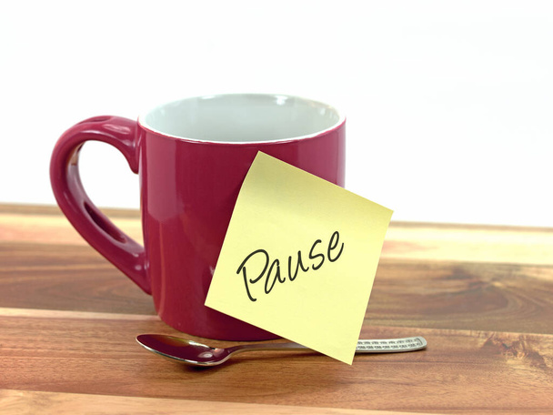 Tasse, Klebezettel mit der Aufschrift "Pause"" - Foto, Bild