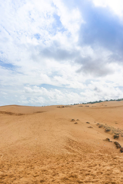 Red Sand Dunes (local name is Doi Cat Do), also known as Golden Sand Dunes, is located near Hon Rom beach, Mui Ne, Phan Thiet city. This is an attractive tourist destination in Mui Ne. - Fotó, kép