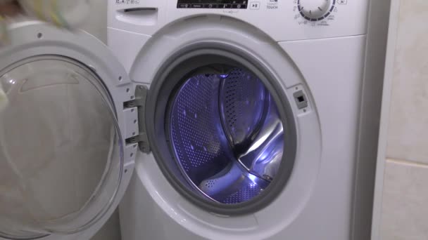 Kirli çamaşırları çamaşır makinesine yüklüyorum.. - Video, Çekim