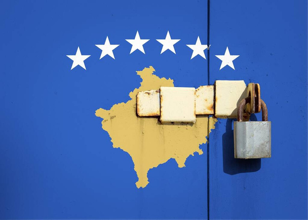 Η σημαία του Κοσσυφοπεδίου έχει υφή. Πρότυπο. Πανδημία του κορωναϊού. Οι χώρες είναι κλειστές. Κλειδαριές. - Φωτογραφία, εικόνα