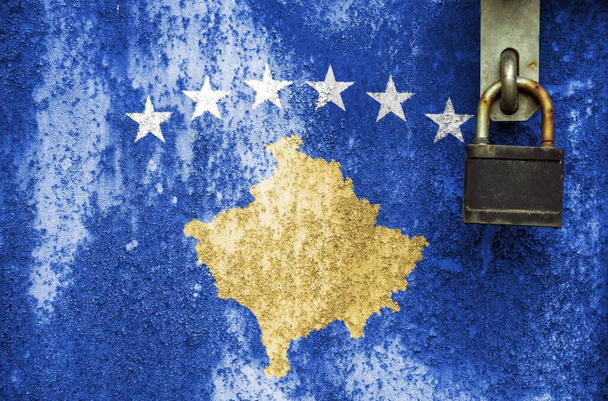 コソボの国旗はテクスチャ上にある。テンプレート。コロナウイルスのパンデミック。国は閉鎖された。ロック. - 写真・画像