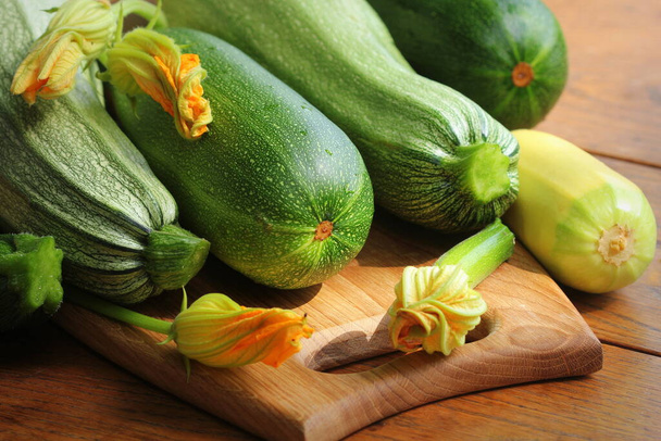 zucchine fresche organiche sul tavolo di legno - Foto, immagini