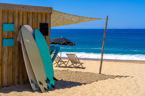 Surfplanken op het strand. Paradijs natuur. Uitzicht op zee. Mooi abstract met blauwe zee strand dag op lichte achtergrond voor lifestyle design.  - Foto, afbeelding