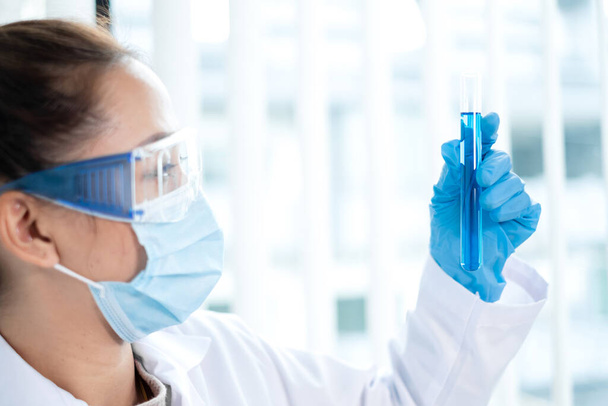 Lääketieteen tutkijat ovat kokeilleet nestemäisiä kemikaaleja in vitro analysoidakseen virustietoja kemiallisissa laboratorioissa. Tieteellisen tutkimuksen käsitteet. - Valokuva, kuva