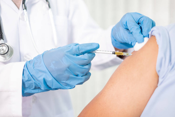 Female doctors vaccinated with syringes to prevent epidemics at hospitals, health care, and medical concepts. - Foto, Bild