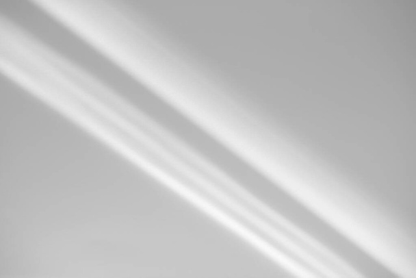 Päällekkäinen vaikutus valokuva ja mockups. Orgaaninen pisara lävistäjä varjo ja valonsäteet ikkunasta valkoisella seinällä. varjot luonnonvalon vaikutuksia - Valokuva, kuva
