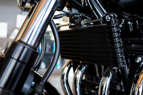 radiadores de close-up de motocicletas bigbike com foco suave e sobre a luz no fundo
 - Foto, Imagem