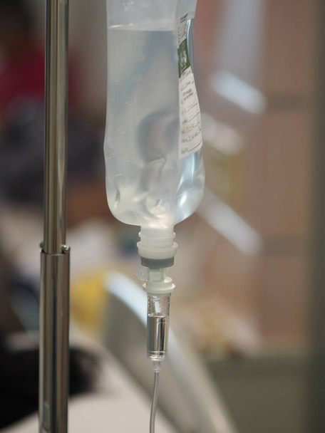 Aseta IV keittosuolaliuos neste, joka on täytetty lapsipotilaan kädessä sairaalassa - Valokuva, kuva