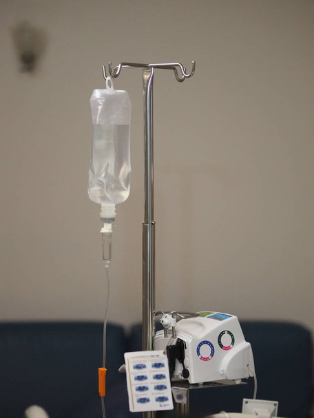 Set IV Kochsalzlösung Flüssigkeit in Kinderhänden im Krankenhaus - Foto, Bild