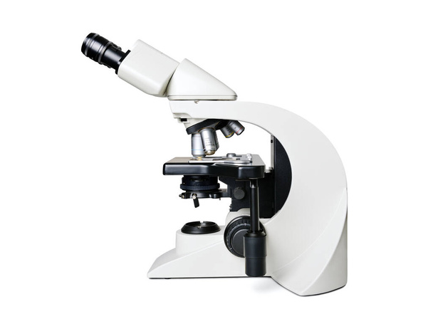 Microscópio isolado contra um fundo branco
 - Foto, Imagem