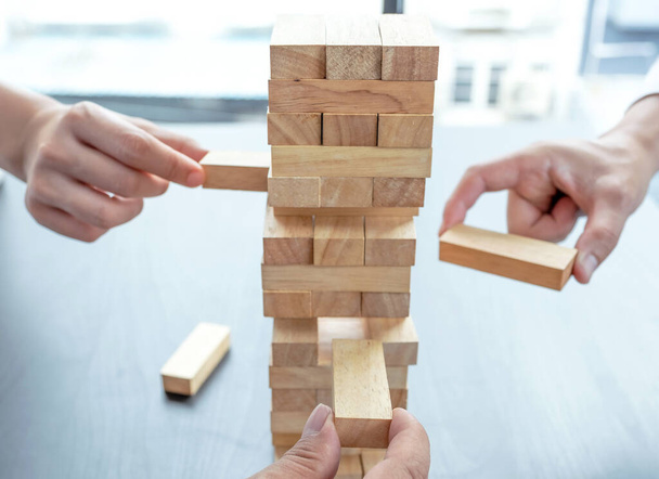 手押しブロック木材ゲーム,管理と戦略計画の概念リスク,成長ビジネスの成功プロセスとチームの仕事. - 写真・画像