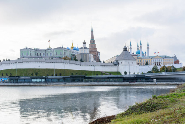 Widok na Kreml Kazański z Pałacem Prezydenckim, Katedra Zwiastowania Pańskiego, Wieża Soyembika, Meczet Qolsharif z nasypu. Rano w pochmurny dzień. - Zdjęcie, obraz