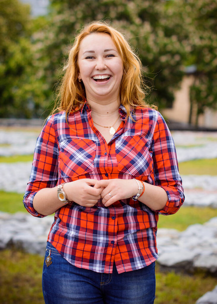 Yan komşumuz Central Park 'ta ekose gömlekli basit bir Amerikalı kız. Gülümseyerek ve gülerek eğlen. - Fotoğraf, Görsel