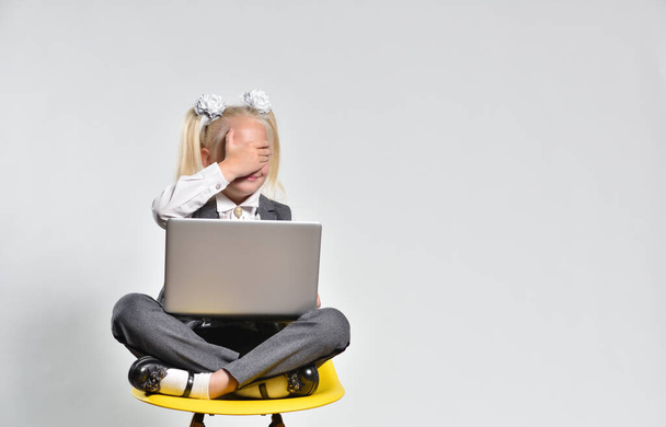 Girl child feels ashamed from what he saw on the computer - 写真・画像