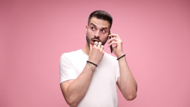 привабливий випадковий хлопець розмовляє по телефону, дряпає свою бороду, думає, а потім щасливо здивований новиною, яку він отримує, святкуючи успіх, вказуючи на камеру потім по телефону
 - Кадри, відео