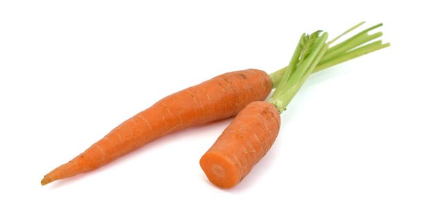 Свежая морковь на белом фоне - Фото, изображение