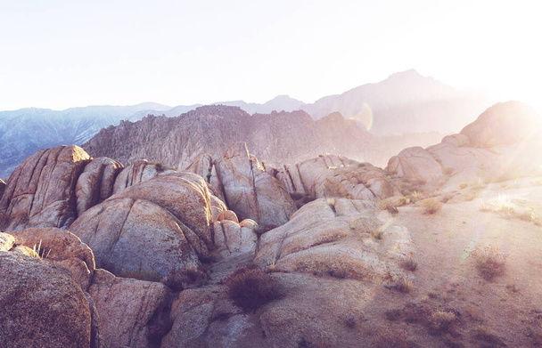Turista v neobvyklých kamenných útvarech v Alabamských kopcích, Kalifornie, USA - Fotografie, Obrázek