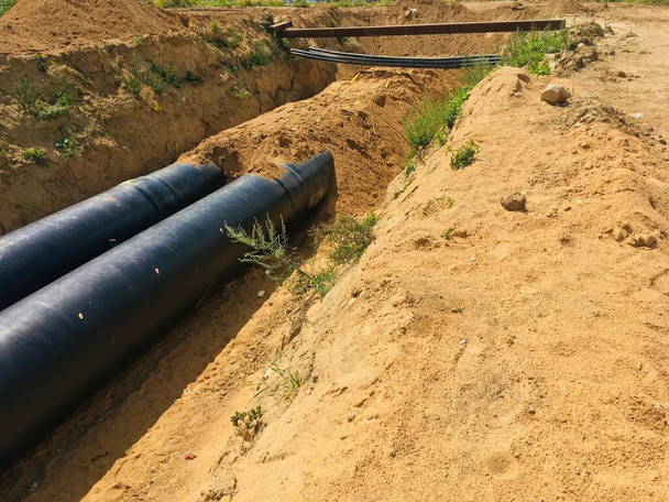 nuevas tuberías de agua aisladas en el sitio de construcción de trincheras
 . - Foto, Imagen