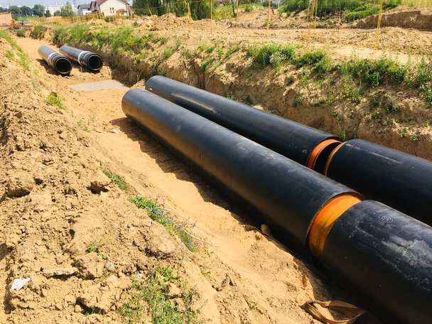 nuevas tuberías de agua aisladas en el sitio de construcción de trincheras
 . - Foto, Imagen