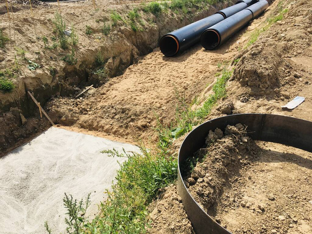 トレンチ建設現場の新しい絶縁型水道管は . - 写真・画像