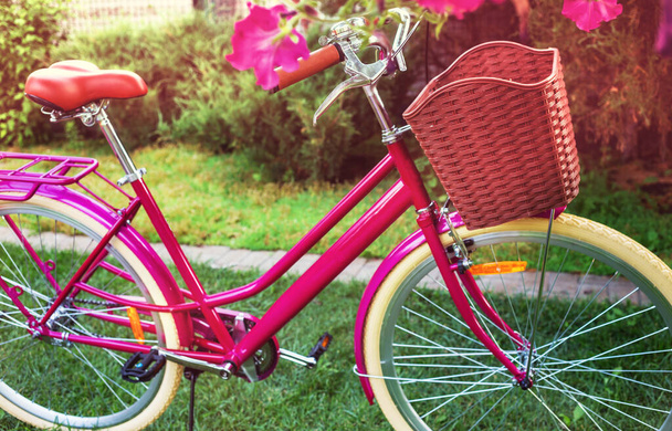 Retro Vintage ciudad bicicleta estacionada en el jardín de verano
 - Foto, imagen