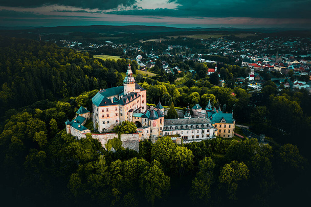 Frydlant κάστρο βρίσκεται στο βόρειο τμήμα της ιστορικής Βοημίας περιοχή, κοντά στα σύνορα με την Πολωνία. Βρίσκεται στους βόρειους πρόποδες. - Φωτογραφία, εικόνα