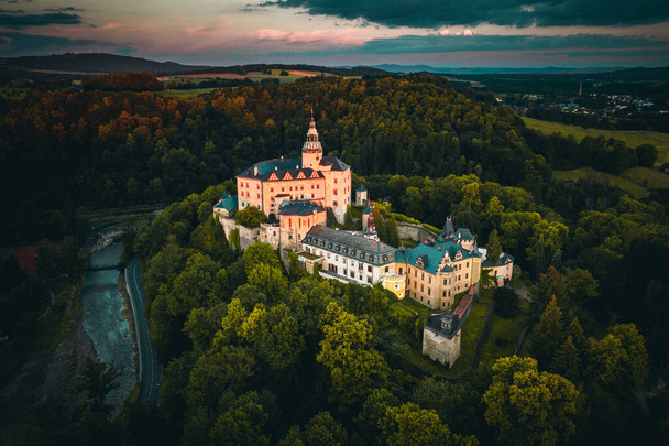 Frydlant κάστρο βρίσκεται στο βόρειο τμήμα της ιστορικής Βοημίας περιοχή, κοντά στα σύνορα με την Πολωνία. Βρίσκεται στους βόρειους πρόποδες. - Φωτογραφία, εικόνα