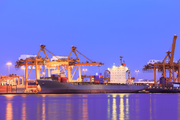 nákladní kontejnerové nákladní loď v přístavu soumraku - Fotografie, Obrázek