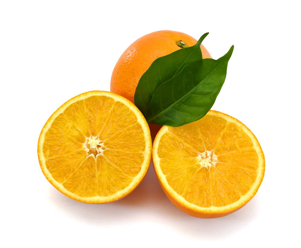 frische Orangenfrüchte isoliert auf weißem Hintergrund - Foto, Bild