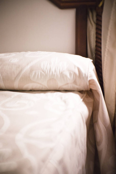 Antiek bed met vintage bedsprei. Geen mensen. - Foto, afbeelding