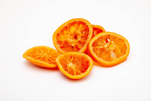 Gedroogde sinaasappelschijfjes op witte achtergrond - Foto, afbeelding