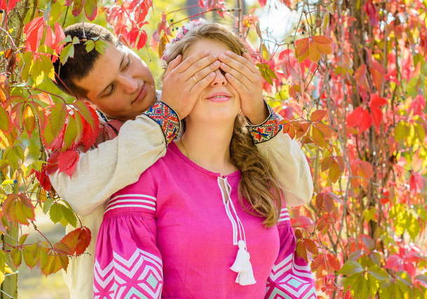 Una joven rubia con un chico en vestido de lino bordado en un estilo étnico. Belleza eslava
 - Foto, Imagen