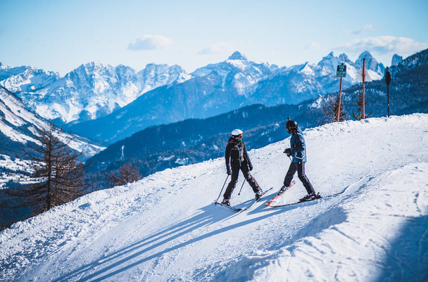 Лыжный спорт в Кортине-д "Ампеццо - Фото, изображение