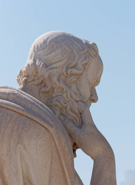 Sokrates starożytny grecki portret filozofa na tle błękitnego nieba, szczegół marmurowej posągu w Atenach Grecja - Zdjęcie, obraz