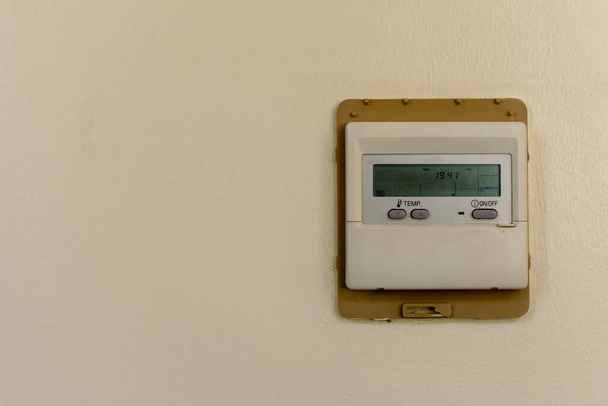Controlador de aire acondicionado industrial en la pared para control de clima ambiental y concpets de enfriamiento de negocios
. - Foto, imagen