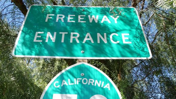 Panneau d'entrée de l'autoroute sur l'échangeur Crossraod dans le comté de San Diego, Californie États-Unis. Plaque signalétique route nationale 78. Symbole des règles et règlements de sécurité routière, des transports et de la circulation. - Photo, image