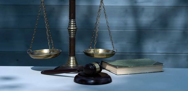 Právo a spravedlnost. Koncept zákonnosti. Detailní záběr soudcova kladívka  - Fotografie, Obrázek