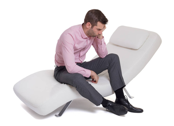 Чоловік сидить з психологом на зручному дивані під час психологічної сесії
 - Фото, зображення