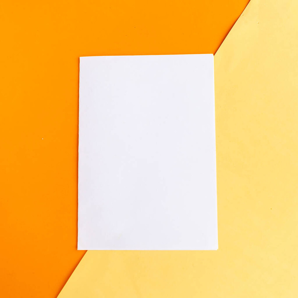 wit model blanco op geometrische oranje en gele achtergrond. Kopieer ruimte voor de tekst. - Foto, afbeelding