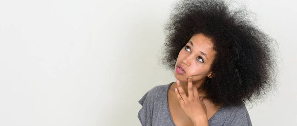 Estudio de la joven hermosa mujer africana con pelo afro  - Foto, Imagen