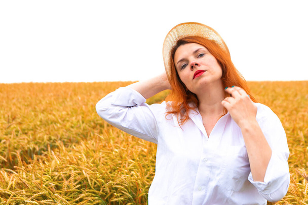 Pelirroja en campo de trigo, fondo de verano - Foto, imagen