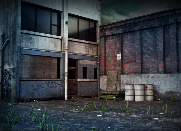 Immeuble d'entrepôt abandonné dans un lot vide - Photo, image